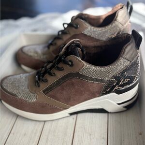 Comfortable women’s shoe with a small wedge.